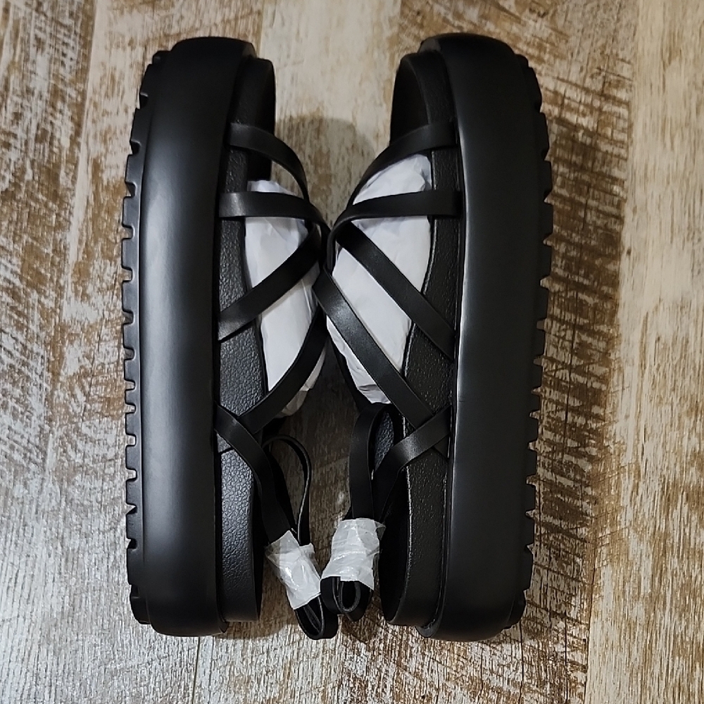 PrettyLittleThing Black Sandals with Open Toe and Thick Sole - Picture 8 of 10